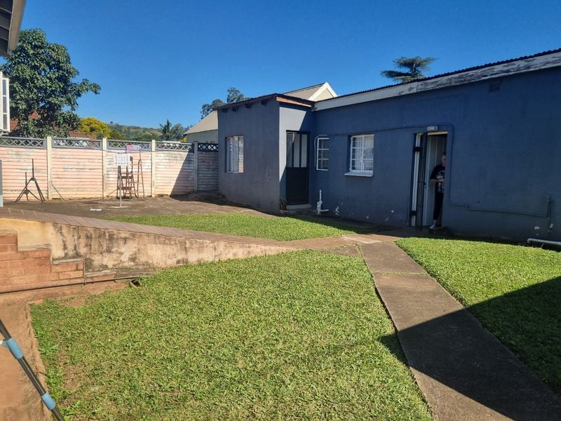 Charming 3-Bedroom Corner Family Home with Flatlet for Sale - Photo 4