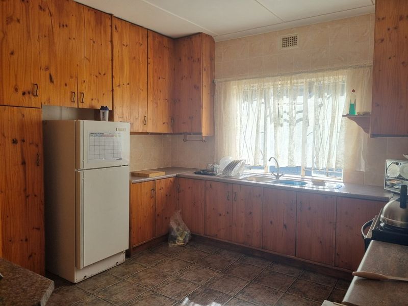 Charming 3-Bedroom Corner Family Home with Flatlet for Sale - Photo 9