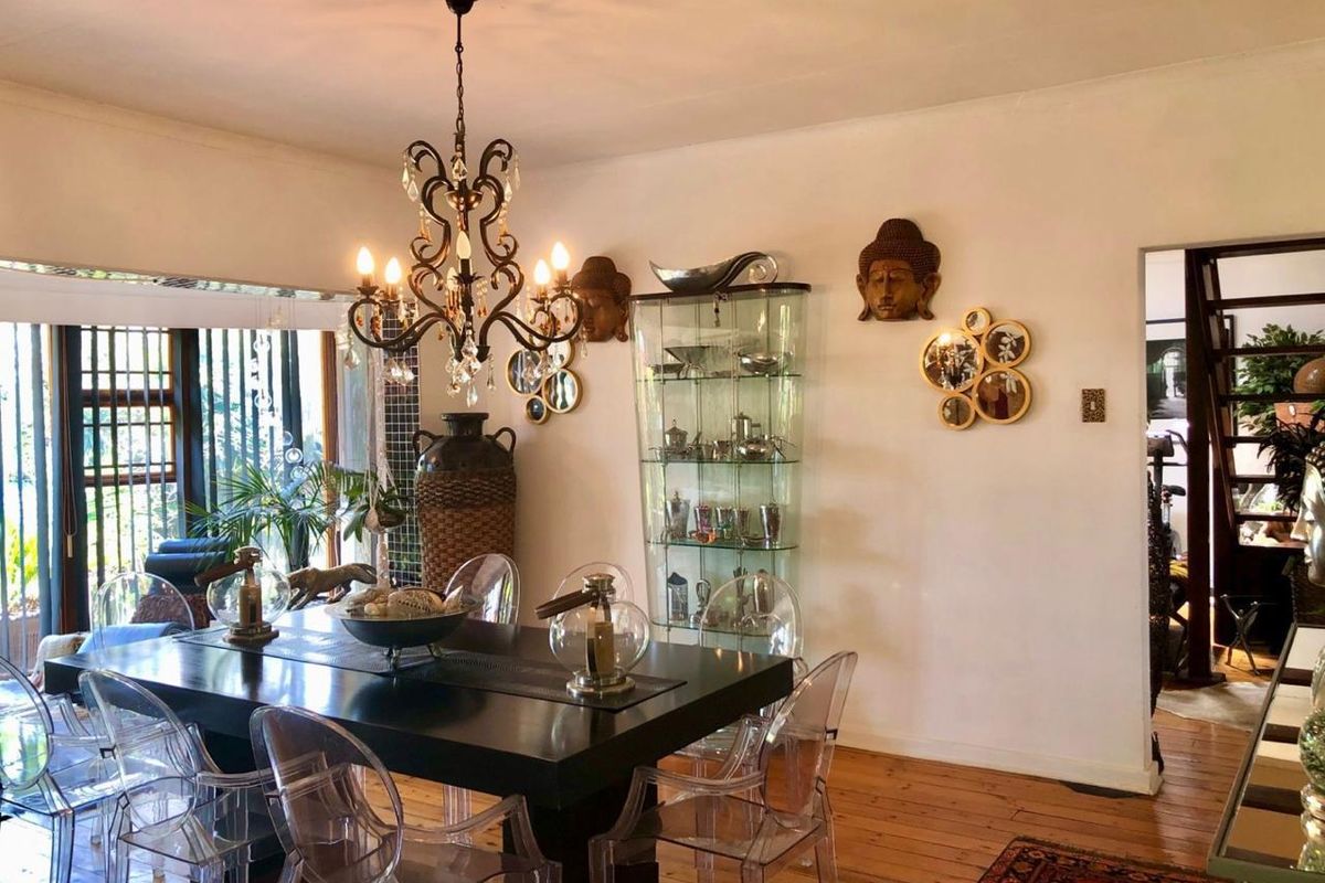 Elegant Double-Story Family Home in Garden Oasis - Photo 3