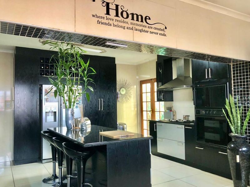 Elegant Double-Story Family Home in Garden Oasis - Photo 7