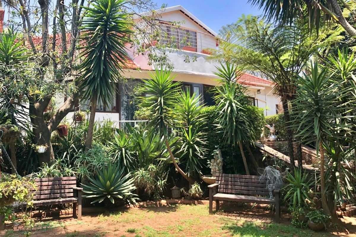 Elegant Double-Story Family Home in Garden Oasis - Photo 2