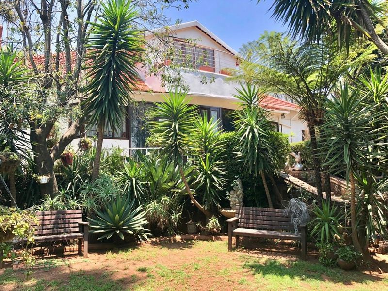 Elegant Double-Story Family Home in Garden Oasis - Photo 2