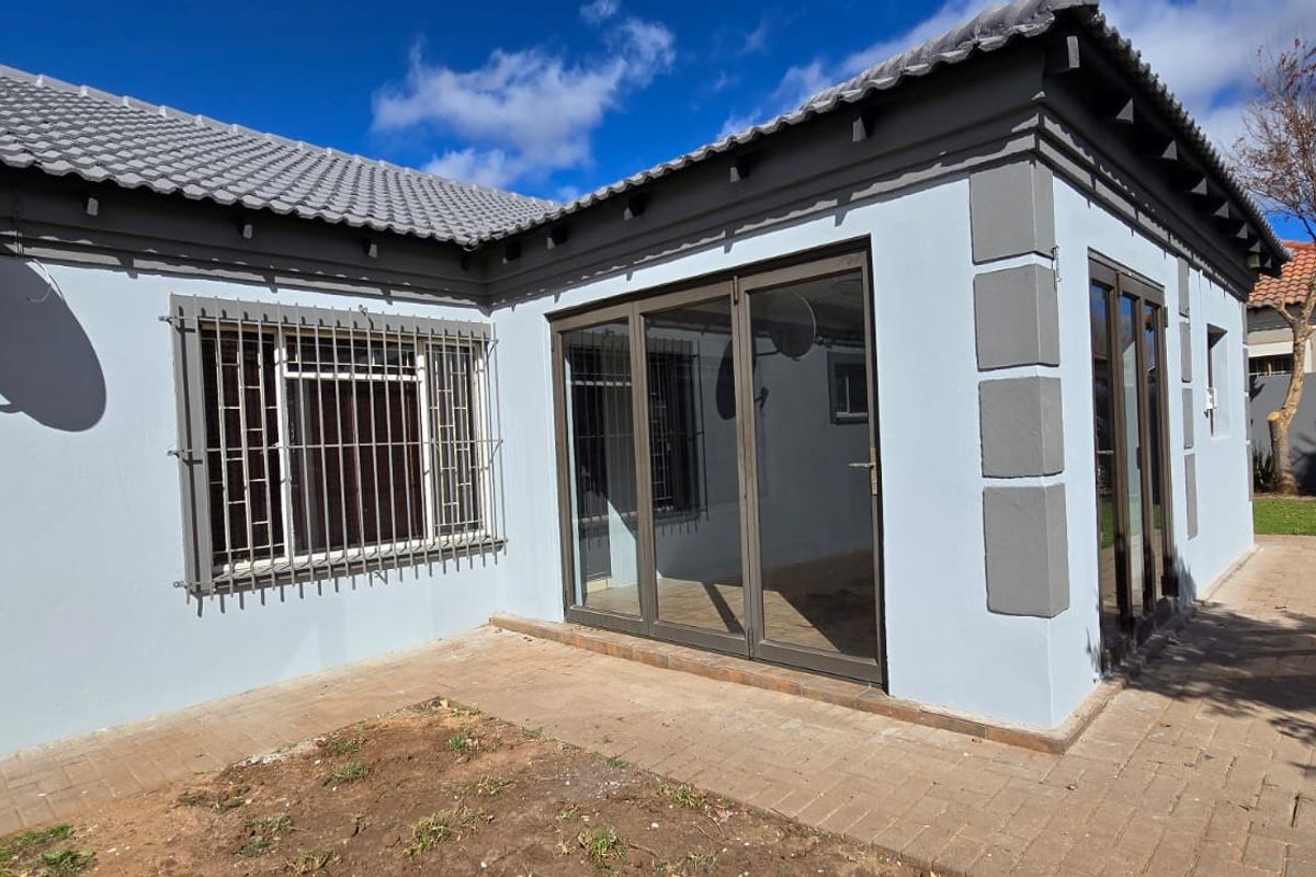 Modern 2-Bedroom Townhouse in Secure Complex - Photo 2