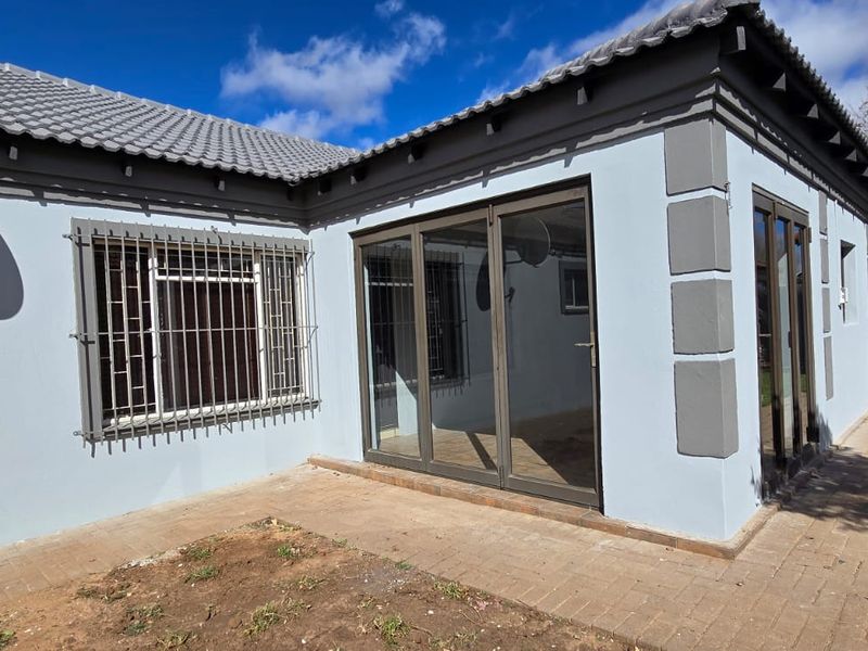 Modern 2-Bedroom Townhouse in Secure Complex - Photo 2