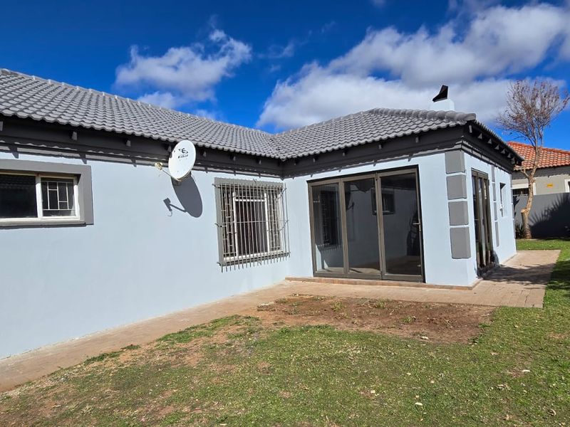 Modern 2-Bedroom Townhouse in Secure Complex - Photo 4