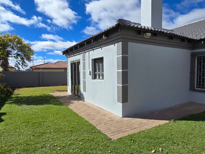 Modern 2-Bedroom Townhouse in Secure Complex - Photo 5