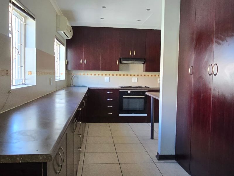 Modern 2-Bedroom Townhouse in Secure Complex - Photo 8