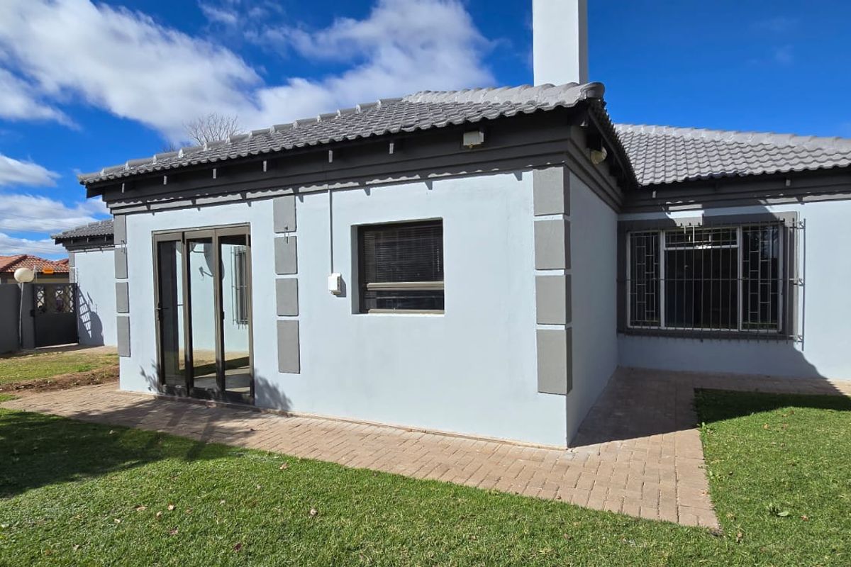 Modern 2-Bedroom Townhouse in Secure Complex - Photo 3