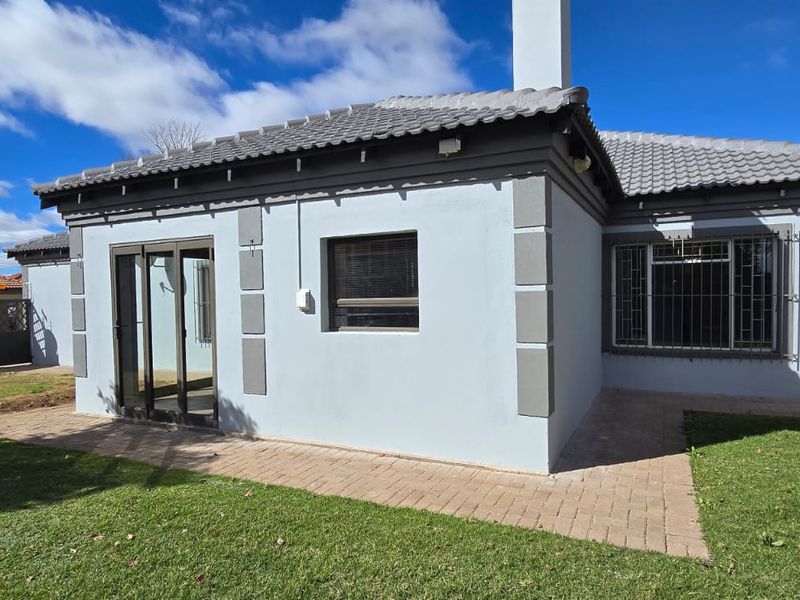 Modern 2-Bedroom Townhouse in Secure Complex - Photo 3