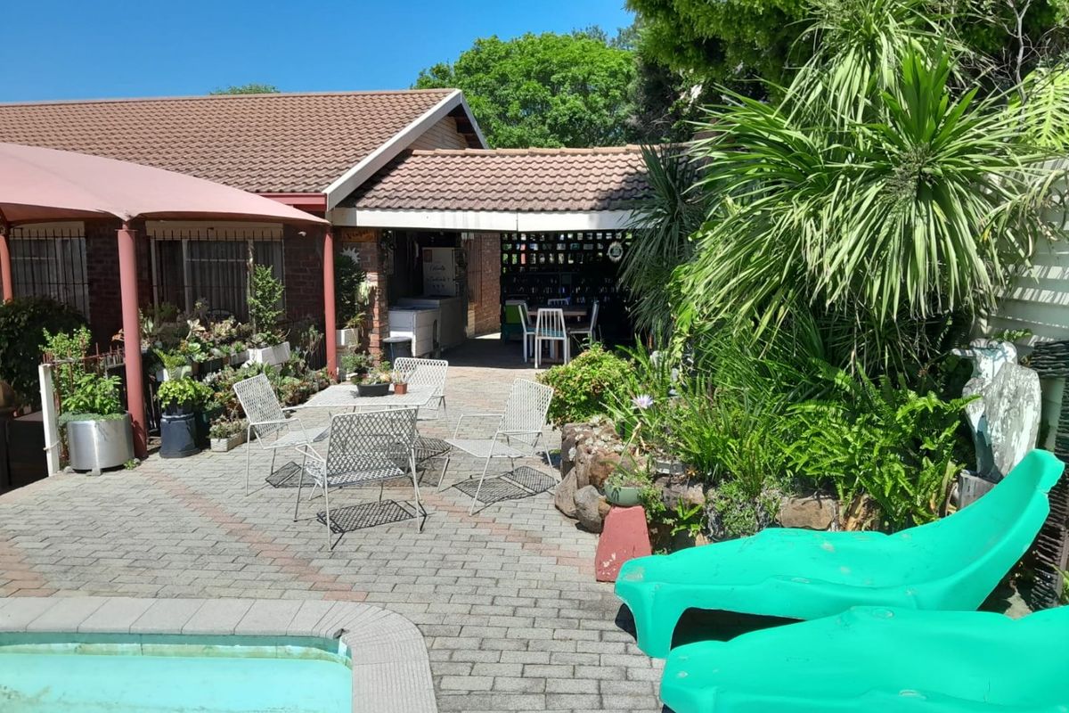 Spacious family home with office, pool and garden in Estcourt - Photo 5