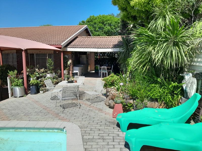 Spacious family home with office, pool and garden in Estcourt - Photo 5