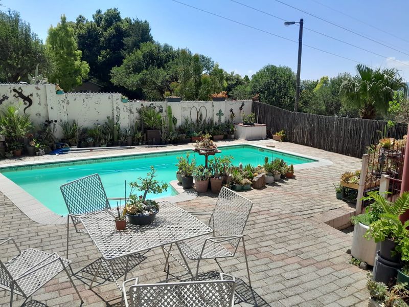 Spacious family home with office, pool and garden in Estcourt - Photo 6