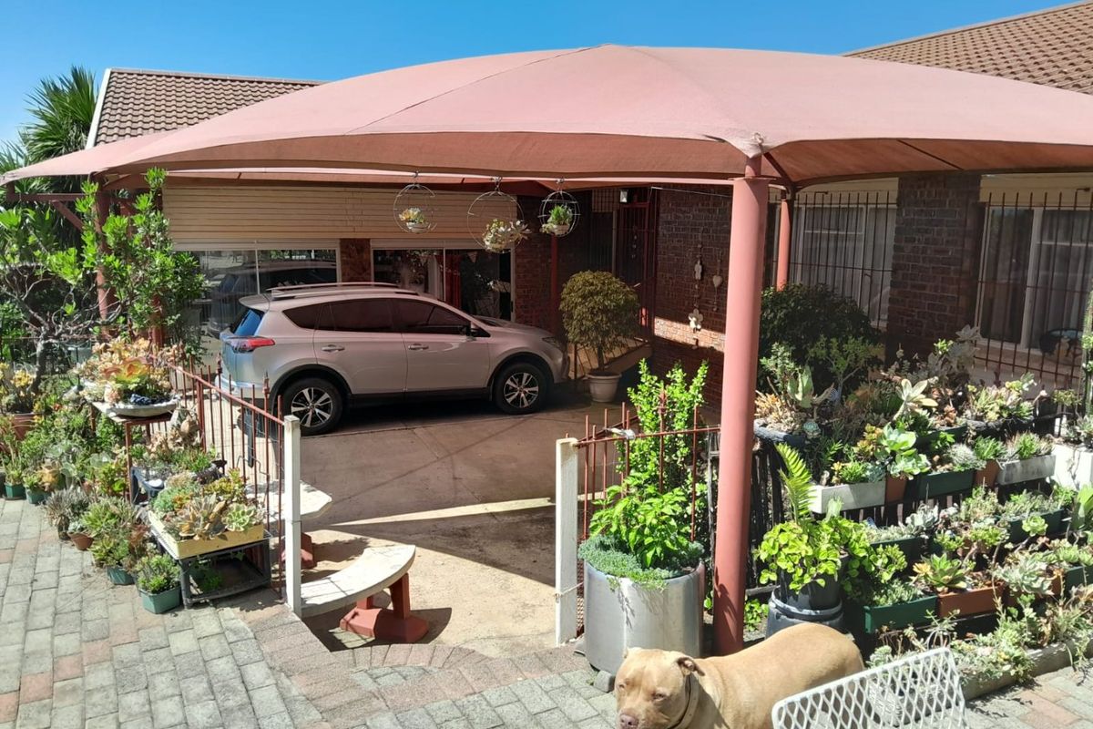 Spacious family home with office, pool and garden in Estcourt - Photo 3
