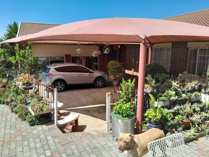 Spacious family home with office, pool and garden in Estcourt - Photo 3