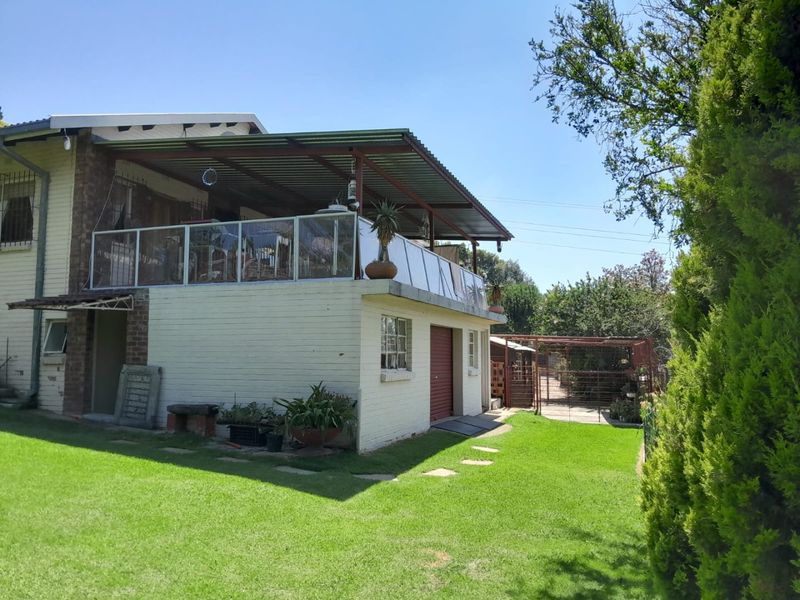 Spacious family home with office, pool and garden in Estcourt - Photo 10