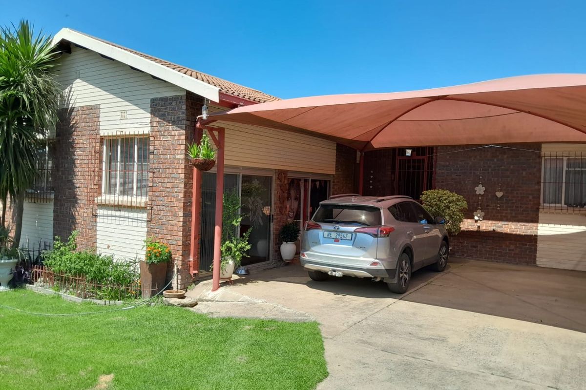 Spacious family home with office, pool and garden in Estcourt - Photo 2