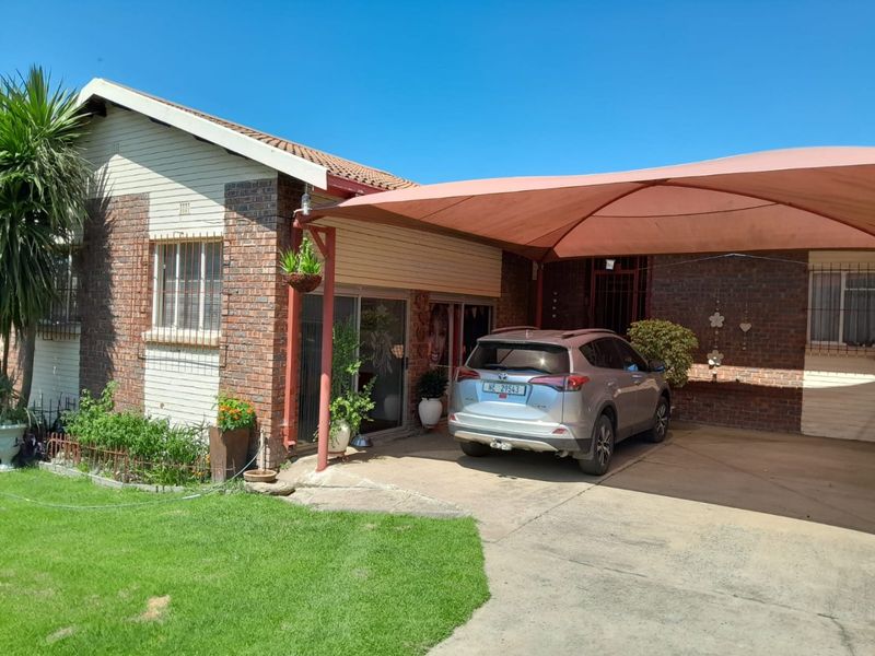 Spacious family home with office, pool and garden in Estcourt - Photo 2