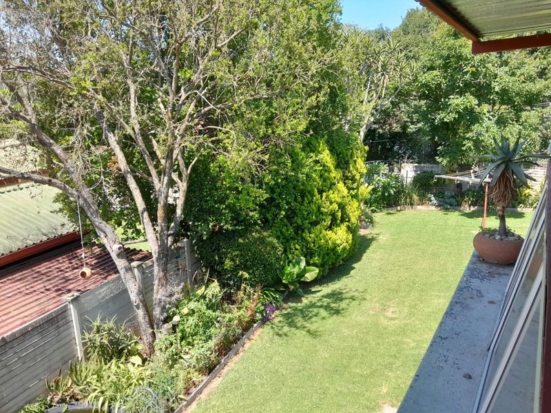 Spacious family home with office, pool and garden in Estcourt - Photo 9