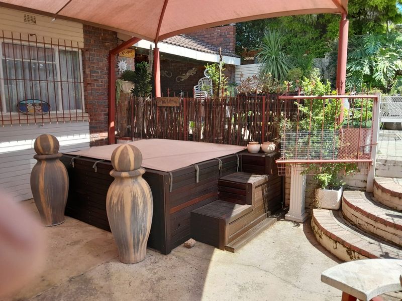 Spacious family home with office, pool and garden in Estcourt - Photo 8