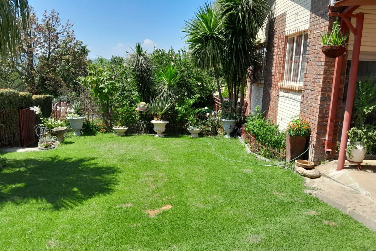 Spacious family home with office, pool and garden in Estcourt - Photo 4