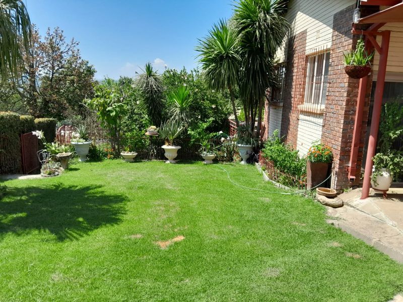 Spacious family home with office, pool and garden in Estcourt - Photo 4