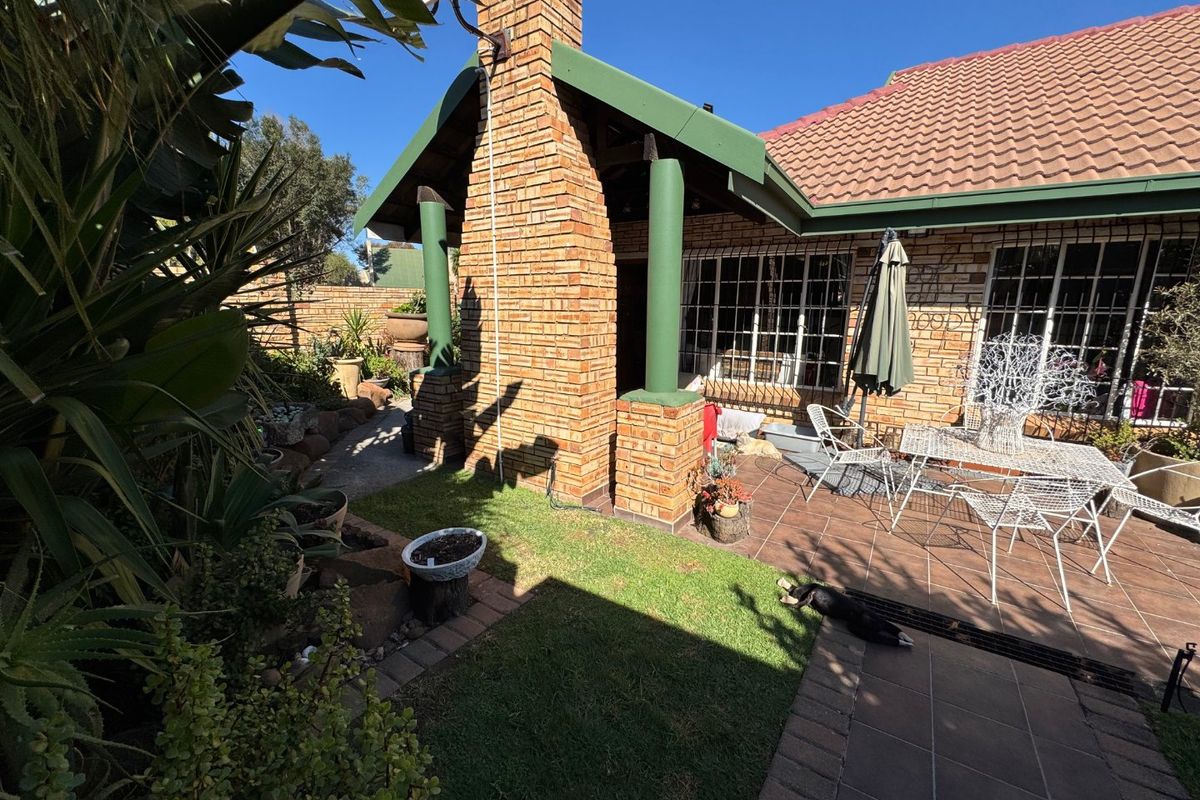 Spacious Family Home with Modern Comforts - Photo 2