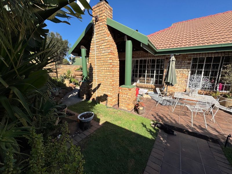 Spacious Family Home with Modern Comforts - Photo 2