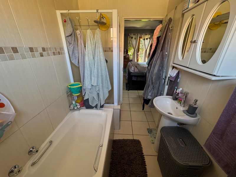 Spacious Family Home with Modern Comforts - Photo 9