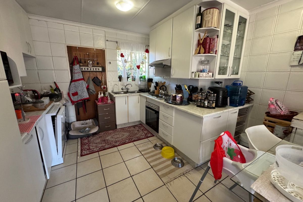 Spacious Family Home with Modern Comforts - Photo 5