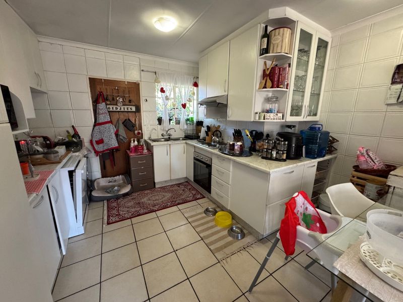 Spacious Family Home with Modern Comforts - Photo 5