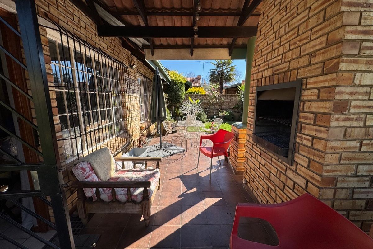 Spacious Family Home with Modern Comforts - Photo 3