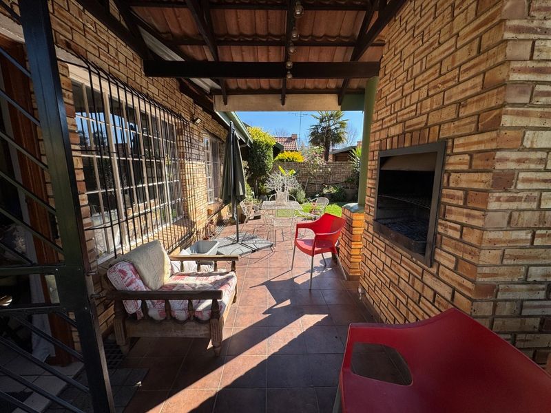 Spacious Family Home with Modern Comforts - Photo 3