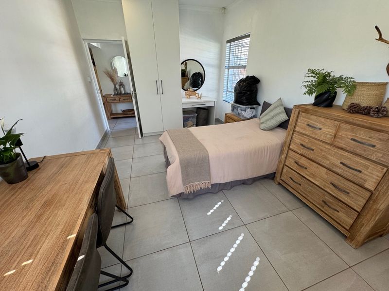 Charming Family Home with Ample Living Space - Photo 4