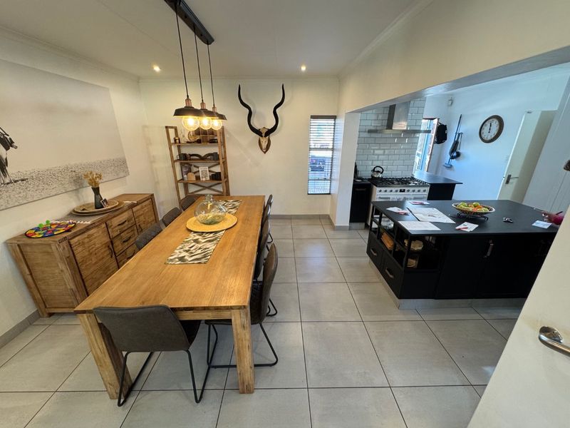 Charming Family Home with Ample Living Space - Photo 2