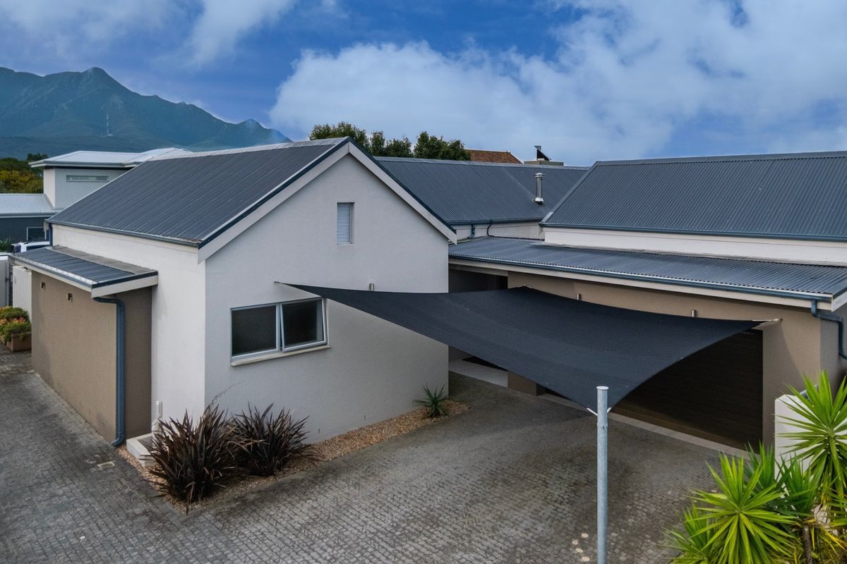 THIS EARLS COURT HOME TICKS ALL THE BOXES - Photo 3