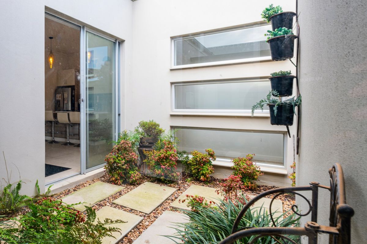 THIS EARLS COURT HOME TICKS ALL THE BOXES - Photo 5