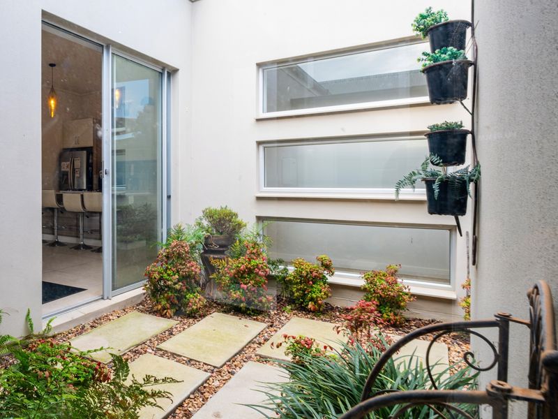 THIS EARLS COURT HOME TICKS ALL THE BOXES - Photo 5