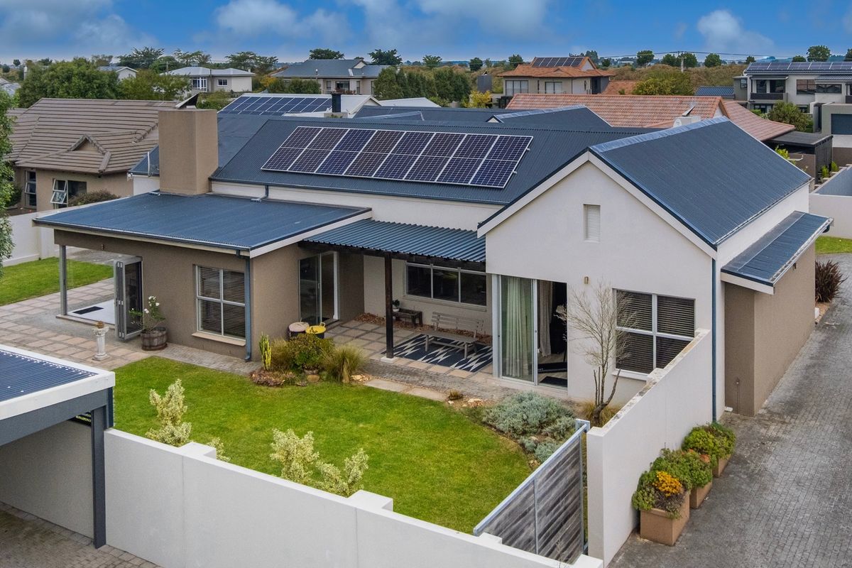 THIS EARLS COURT HOME TICKS ALL THE BOXES - Photo 2