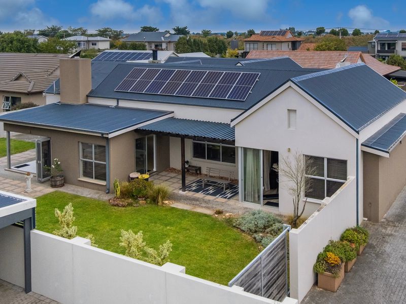 THIS EARLS COURT HOME TICKS ALL THE BOXES - Photo 2