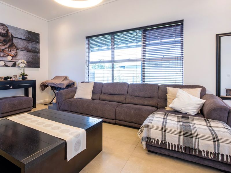 THIS EARLS COURT HOME TICKS ALL THE BOXES - Photo 6