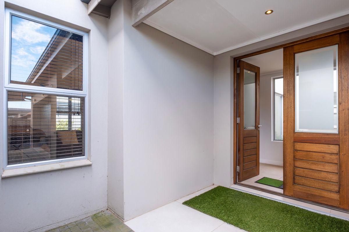 THIS EARLS COURT HOME TICKS ALL THE BOXES - Photo 4