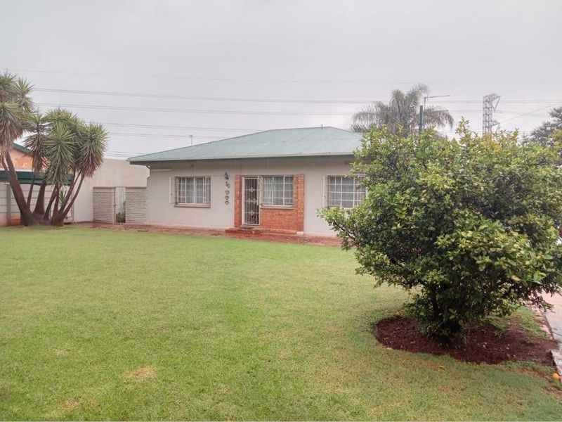 Four Bedroom House for Sale in Wychwood - Photo 2