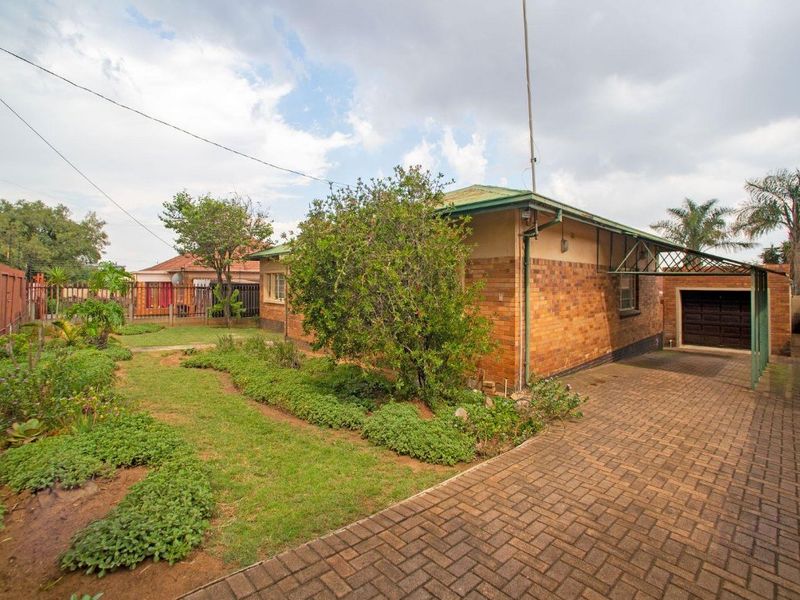Stunning 3-Bedroom Home with a Pool in Fishers Hill - Photo 2