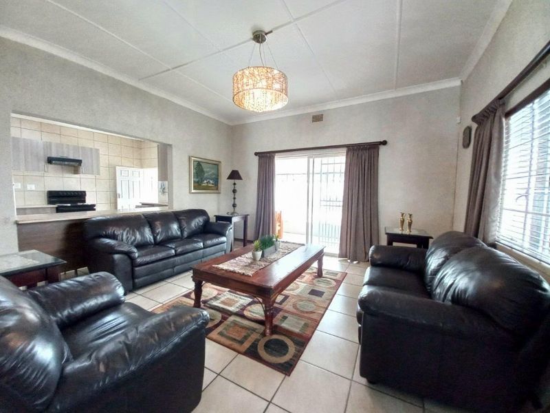 Stunning Newly Renovated Home with Flat let, Pool and Entertainment Area - Photo 4