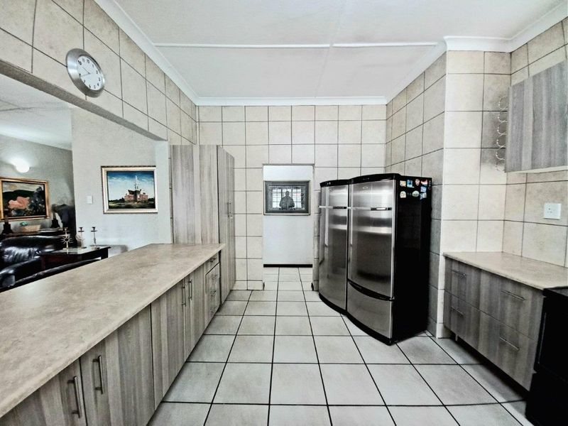 Stunning Newly Renovated Home with Flat let, Pool and Entertainment Area - Photo 9