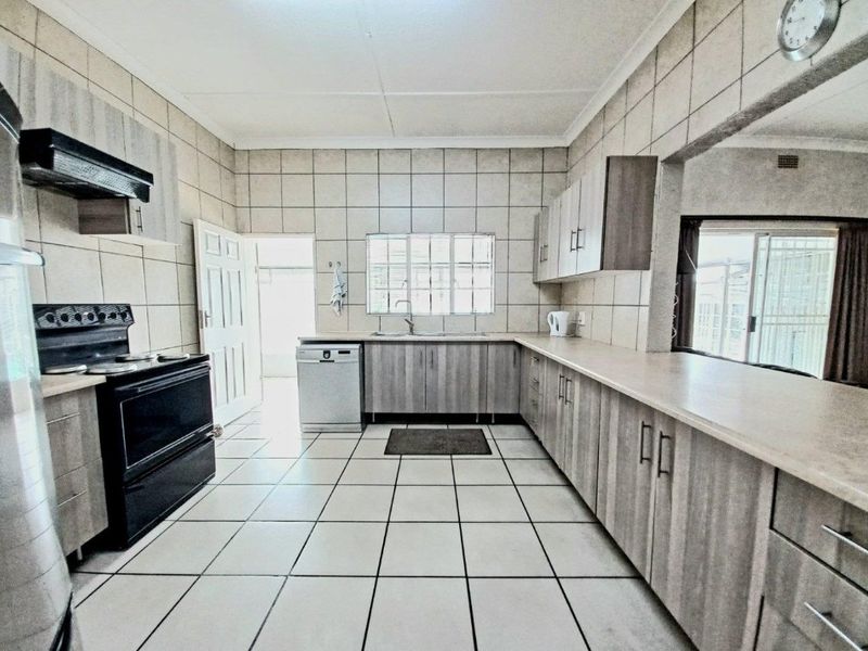 Stunning Newly Renovated Home with Flat let, Pool and Entertainment Area - Photo 8