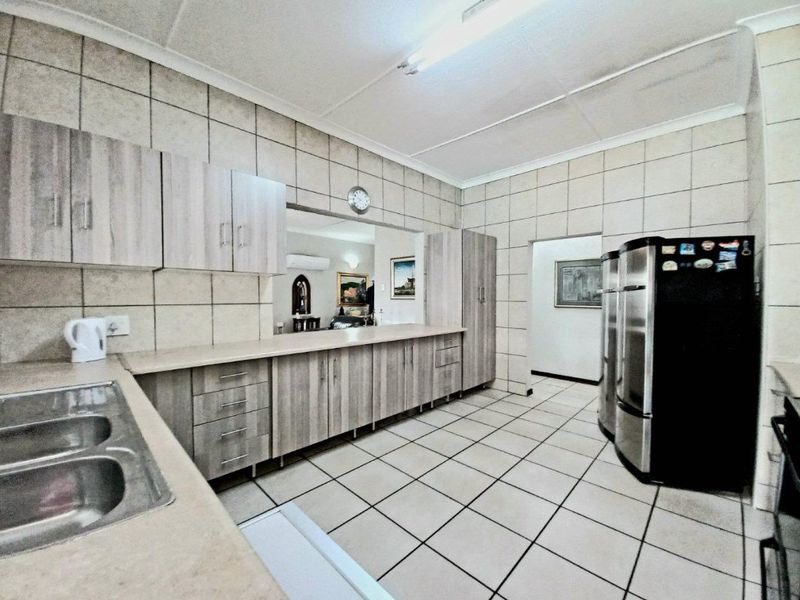 Stunning Newly Renovated Home with Flat let, Pool and Entertainment Area - Photo 7