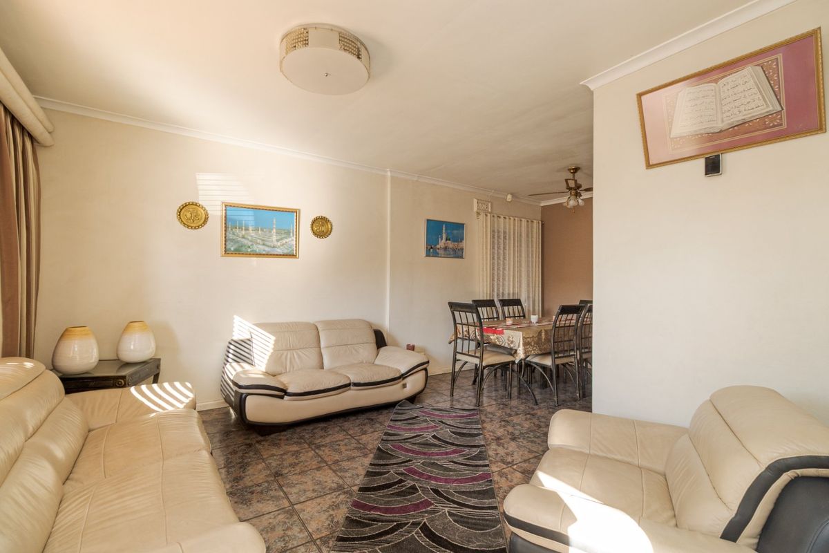 Neat & Well-Maintained Home with Separate Entrance and Student Accommodation Potential - Belhar, Ext 14 - Photo 3