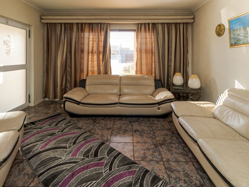 Neat & Well-Maintained Home with Separate Entrance and Student Accommodation Potential - Belhar, Ext 14 - Photo 4