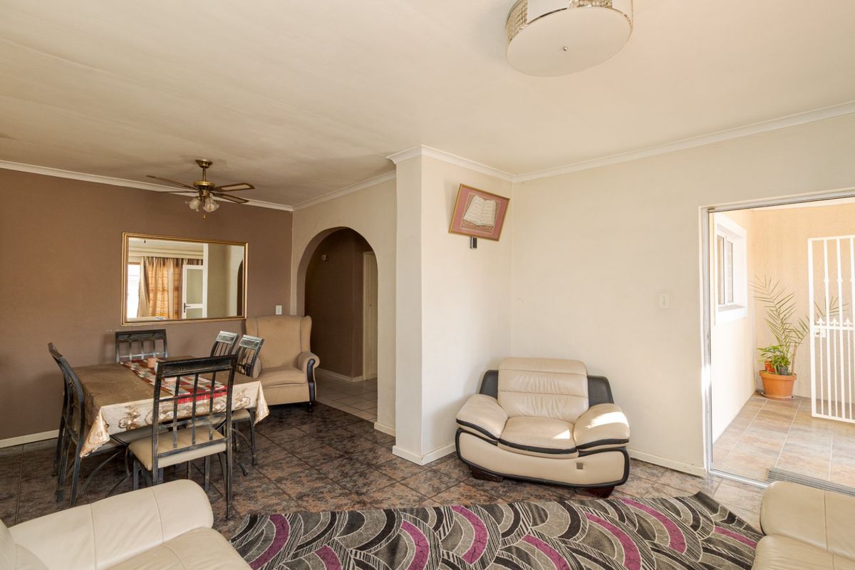 Neat & Well-Maintained Home with Separate Entrance and Student Accommodation Potential - Belhar, Ext 14 - Photo 5